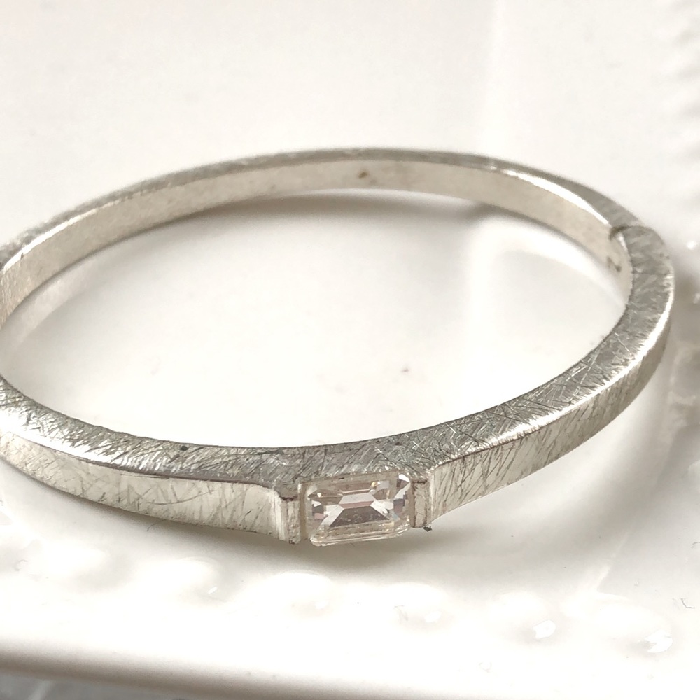 Bangle brushed silver with clear stone